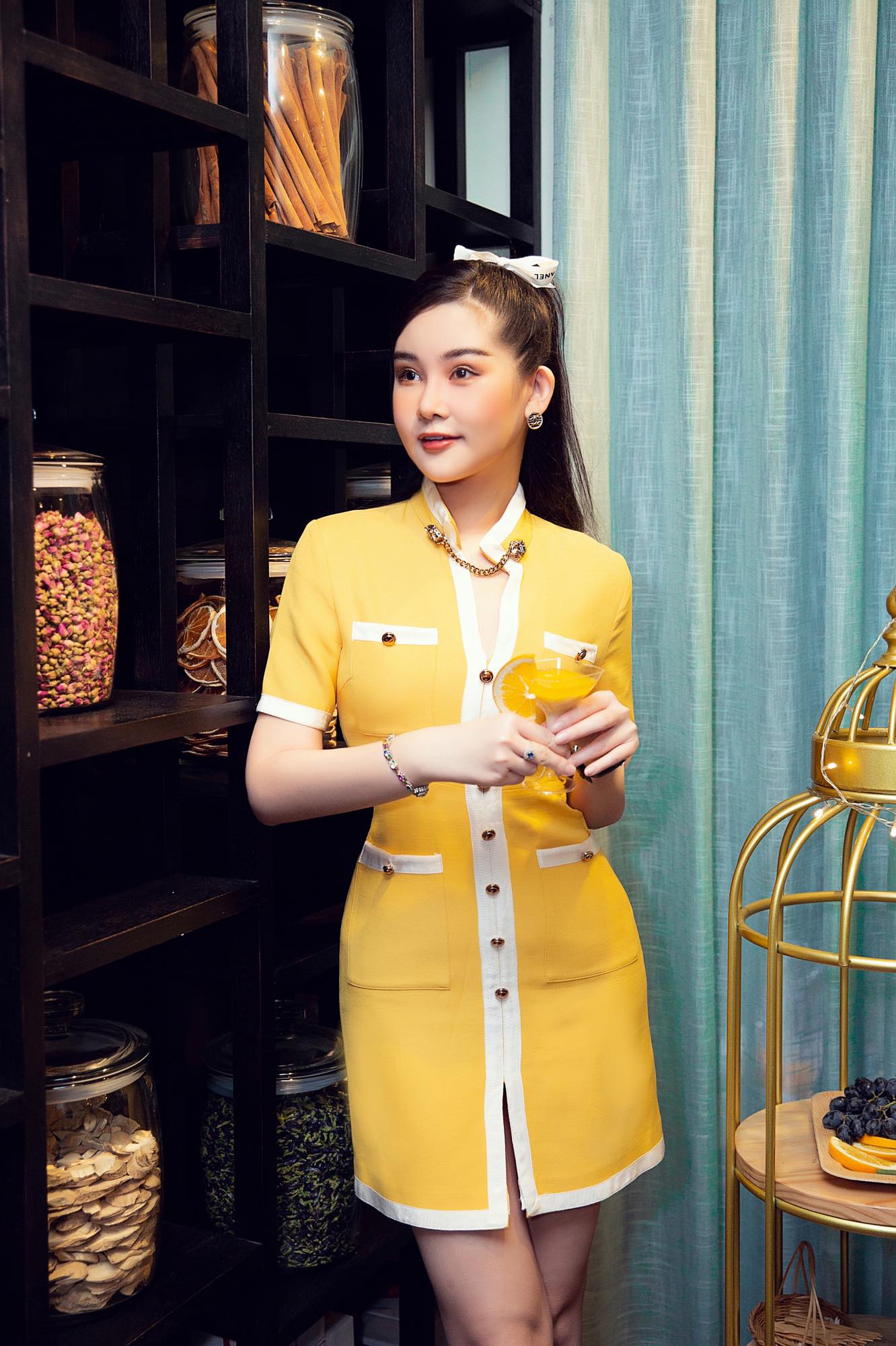 "Nữ giảng viên hot nhất showbiz Việt" quyến rũ với đồ hiệu phủ kín người - 2