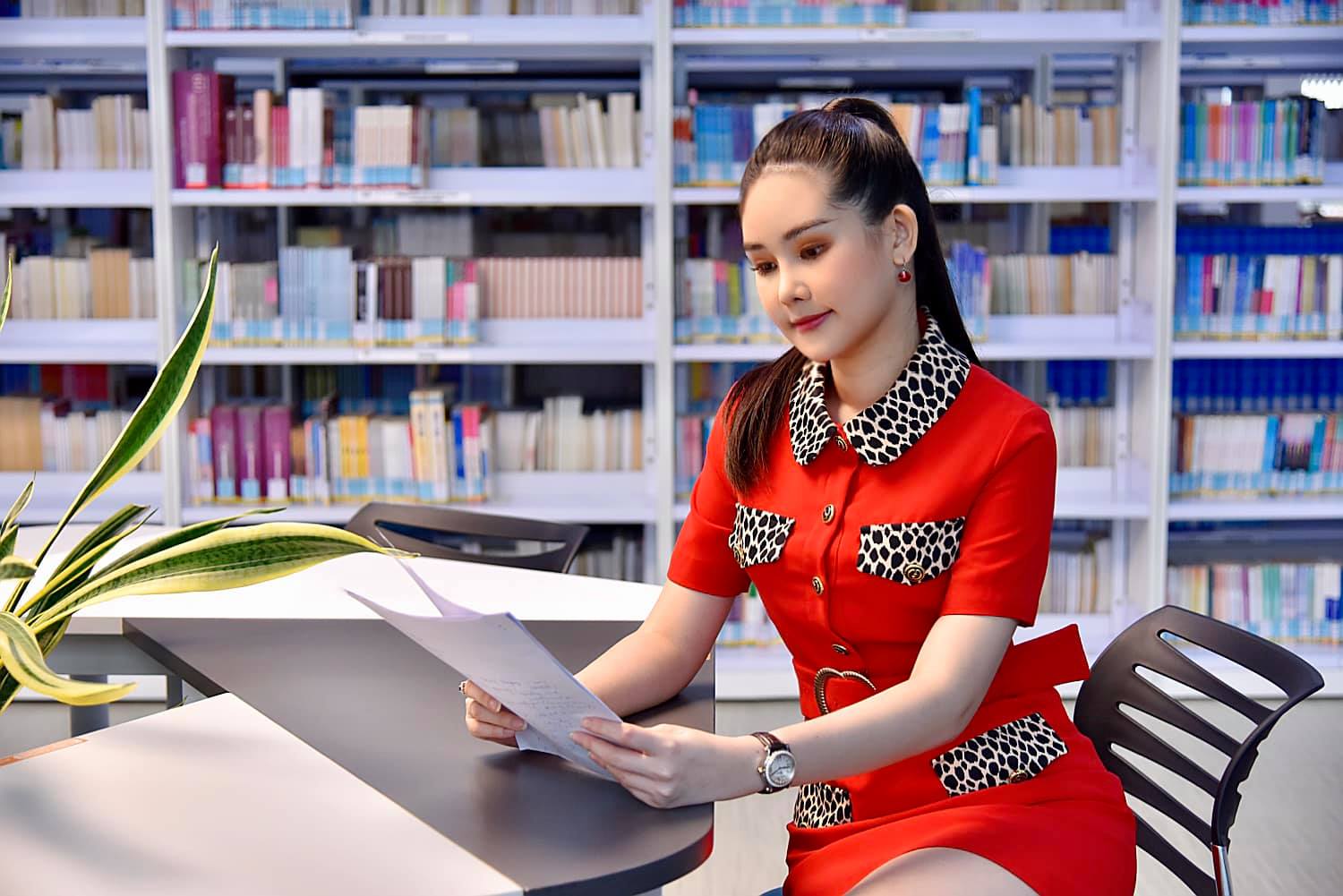 "Nữ giảng viên hot nhất showbiz Việt" quyến rũ với đồ hiệu phủ kín người - 3