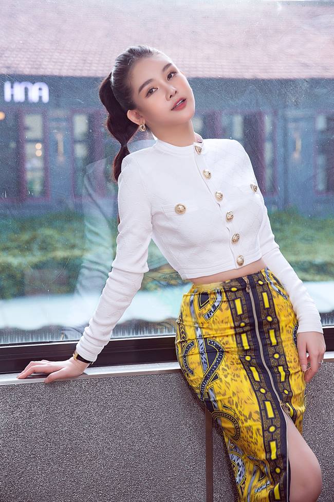 "Nữ giảng viên hot nhất showbiz Việt" quyến rũ với đồ hiệu phủ kín người - 5