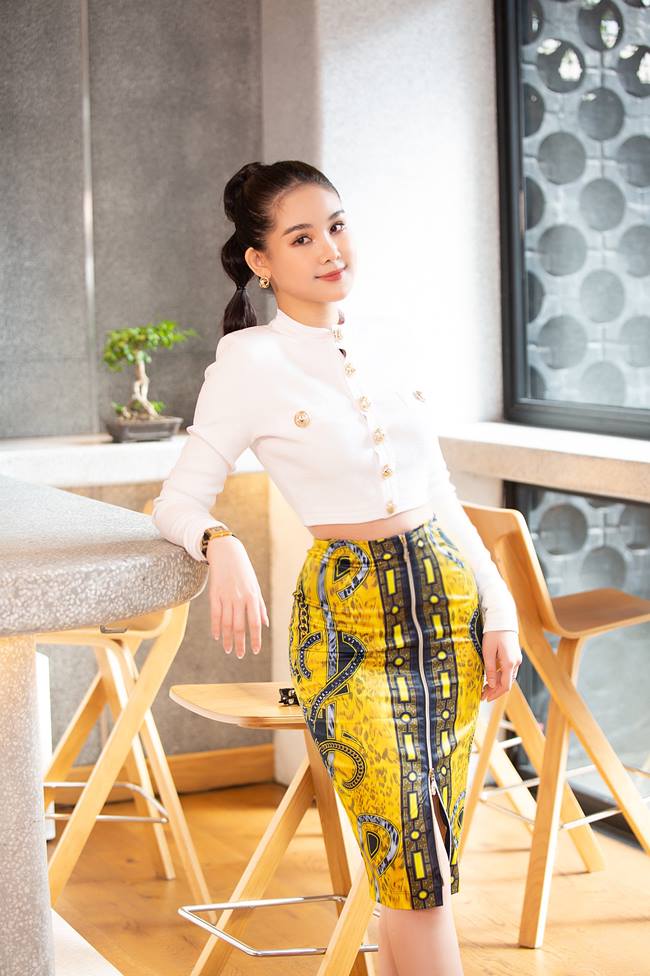 "Nữ giảng viên hot nhất showbiz Việt" quyến rũ với đồ hiệu phủ kín người - 6