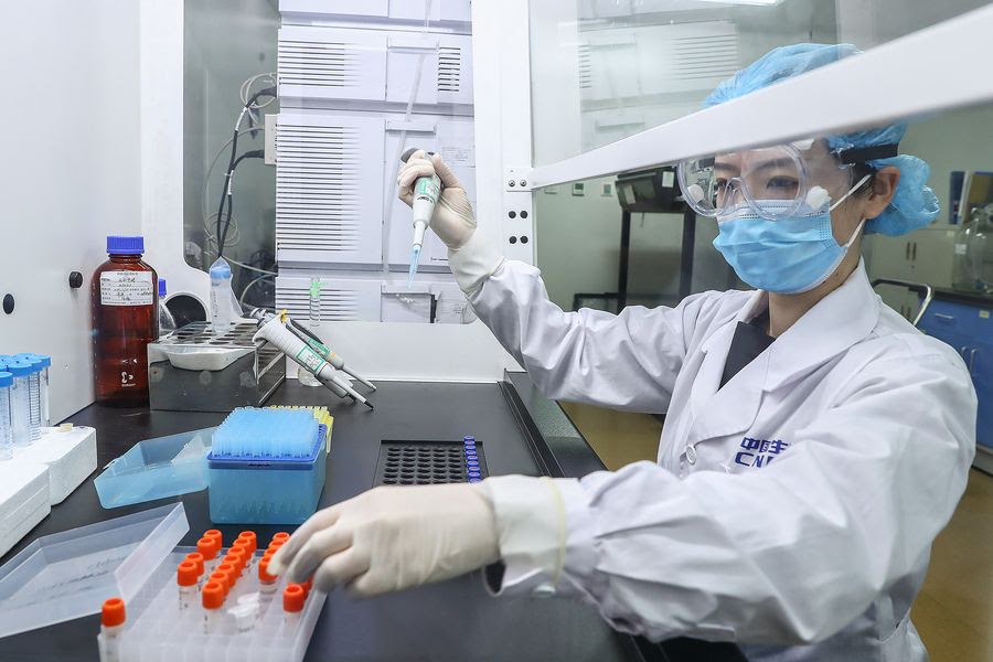 Trung Quốc chính thức tuyên bố cho sử dụng khẩn cấp vaccine Covid-19, do nước này tự sản xuất, vào tháng 7. Ảnh: Tân Hoa xã