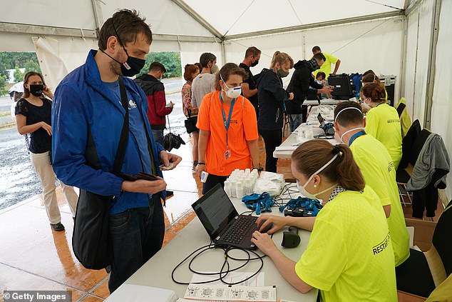 Các tình nguyện viên đăng ký tham gia thí nghiệm Covid-19 ở Đức. Ảnh: Getty