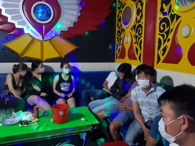 Giữa dịch Covid-19, phát hiện 10 nam, nữ dương tính với ma túy trong quán karaoke - 1