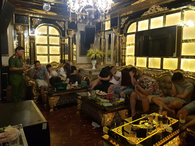 Chỉ trong thời gian ngắn, lực lượng PC06 Công an tỉnh Quảng Nam đã đột kích phát hiện 3 quán karaoke cho nhiều thanh niên nam nữ thuê để hát và sử dụng ma túy