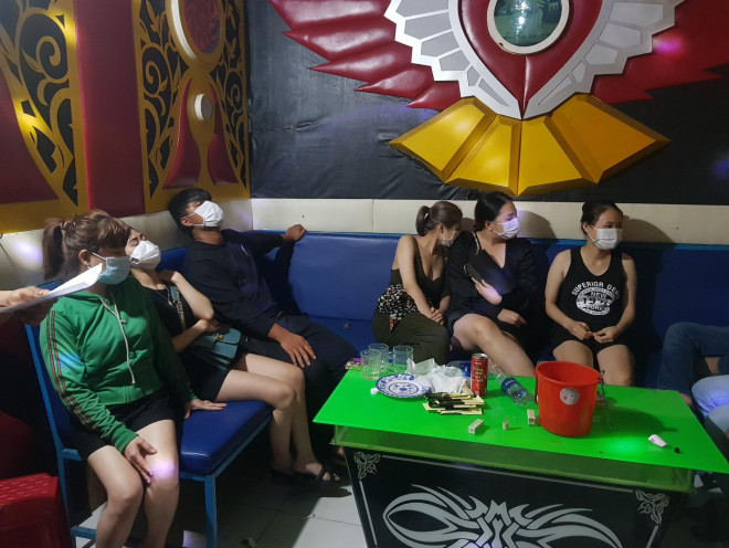 Giữa dịch Covid-19, hàng chục thanh niên nam nữ đang bay lắc trong karaoke NICE bị phát hiện.