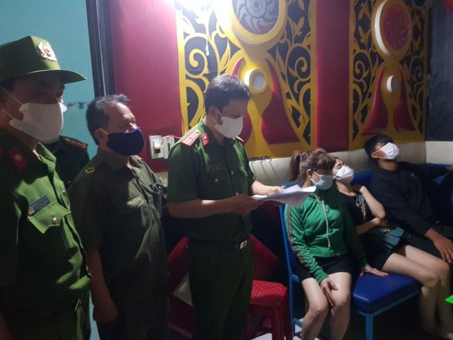 Lực lượng Công an tỉnh Quảng Nam kiểm tra các quán karaoke