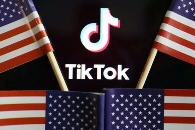 Quốc kỳ Mỹ và Logo ứng dụng TikTok. Ảnh: Reuters