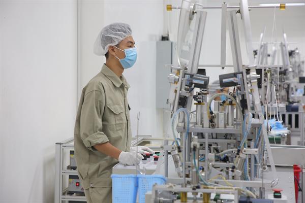 Nhân sự công ty du lịch Việt dồn lực kinh doanh khẩu trang.