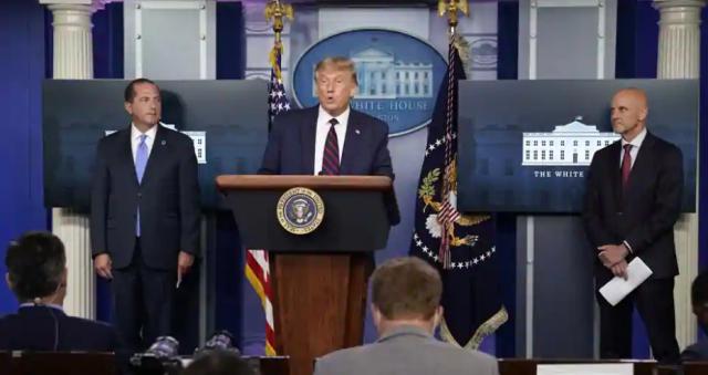 Tổng thống Trump tổ chức họp báo về Covid-19 hôm 23-8. Ảnh: Reuters