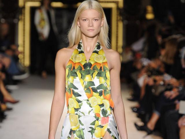 Thời trang - 10 khoảnh khắc họa tiết hoa quả bao phủ sàn diễn thời trang