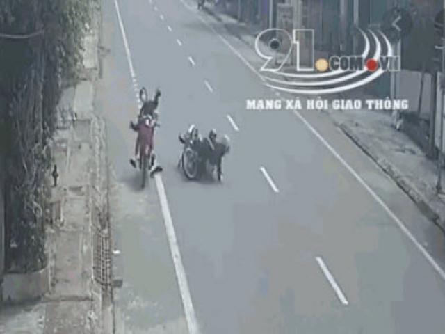 Media - Cô gái phi từ trong ngõ ra đâm trúng hai bố con đi xe máy và diễn biến bất ngờ phía sau