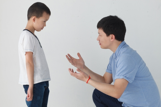 Người bố chỉ nên hướng dẫn, đưa ra một số lời khuyên khi trẻ có những ứng xử chưa phù hợp.