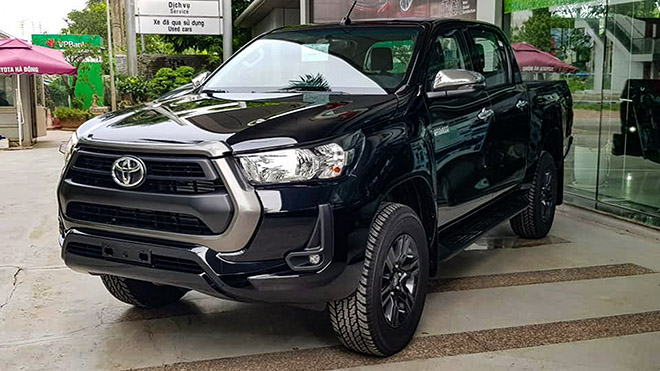 Cận cảnh xe bán tải Toyota Hilux phiên bản nâng cấp vừa về đại lý - 1