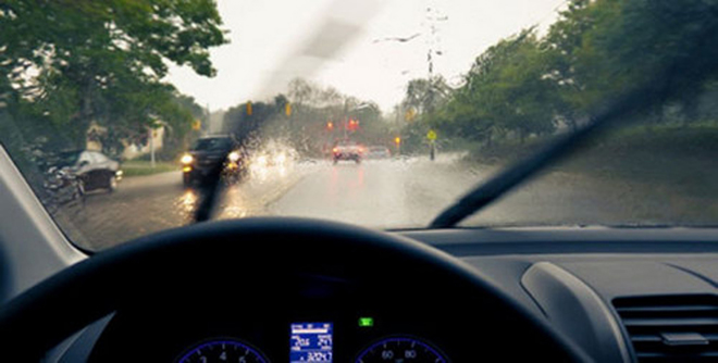 Những phụ kiện cần thiết cho xe ô tô trong mùa mưa bão - 1
