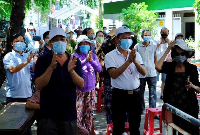 Người dân ở tổ 9, phường Quảng Phú, TP Quảng Ngãi vui mừng vì được dỡ bỏ cách ly tại chỗ. Ảnh: T.Trực