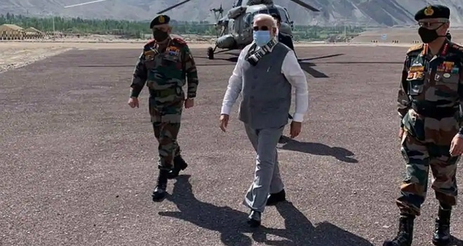 Thủ tướng Ấn Độ Narendra Modi (giữa) được tham mưu trưởng Rawat và tư lệnh lục quân Naravane trong chuyến thăm đến Ladakh.