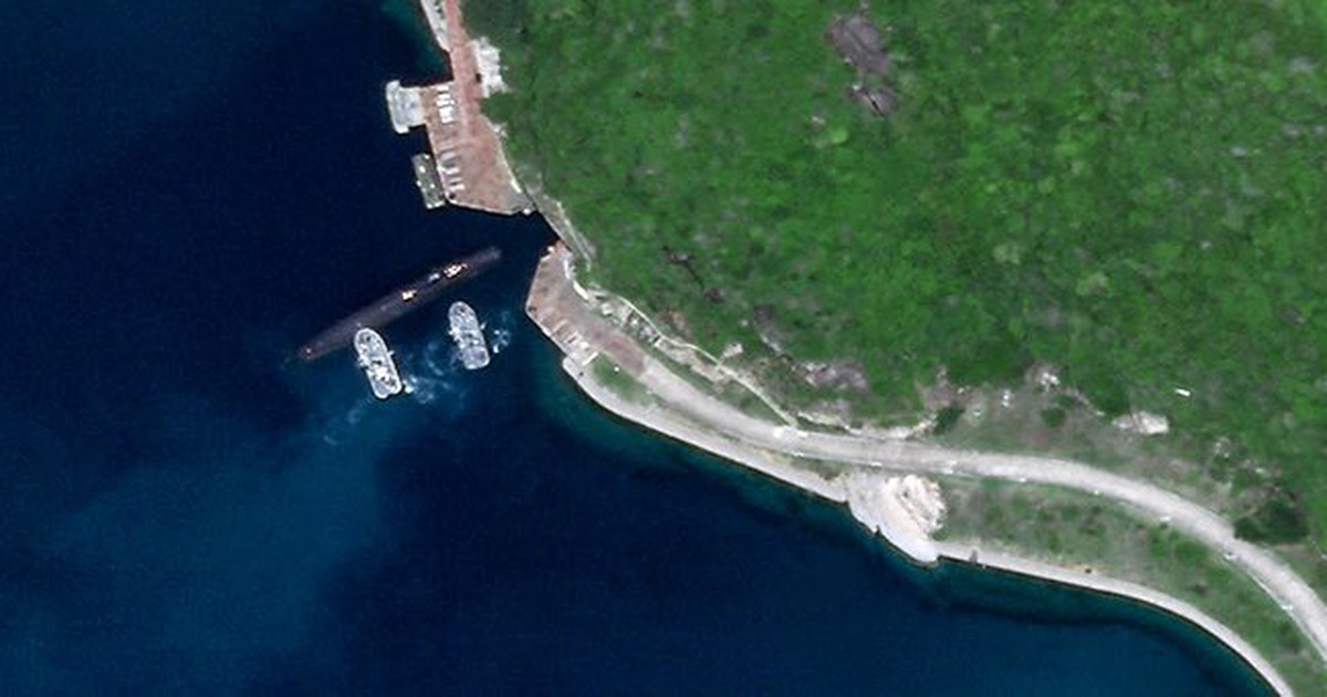 Ảnh vệ tinh cho thấy một tàu ngầm Trung Quốc đang tiến vào hang bí mật (ảnh: CNN)