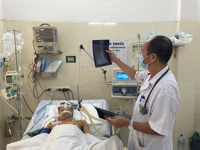 PGS.TS. Đỗ Duy Cường - Giám đốc Trung tâm bệnh nhiệt đới, Bệnh viện Bạch Mai thăm khám cho bệnh nhân.