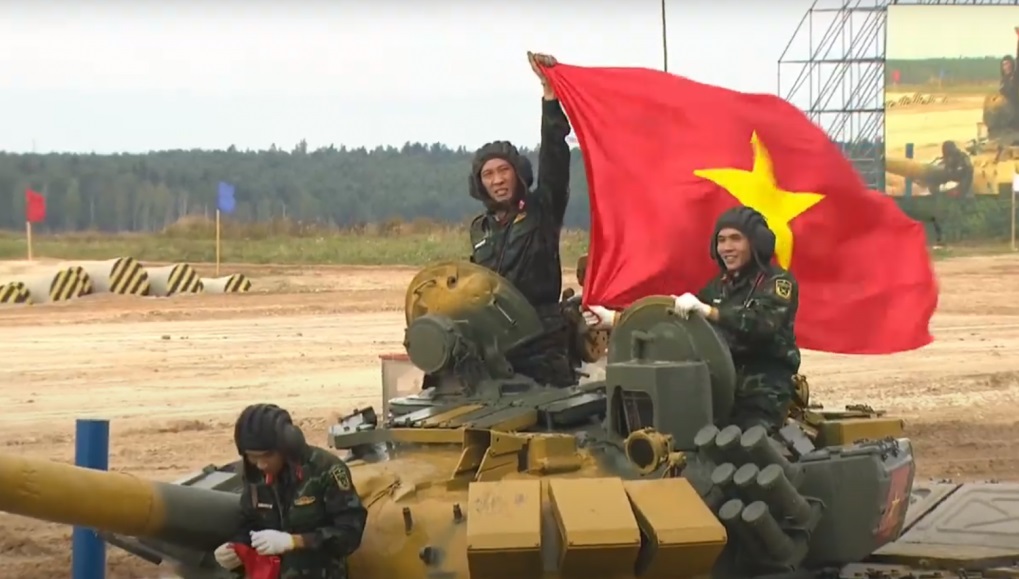 Đội tăng Việt Nam giơ cao cờ Tổ quốc ăn mừng sau phần thi xuất sắc. Ảnh: Soha