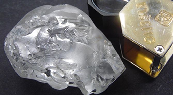 Đào được viên kim cương lớn nhất năm, trị giá tới 18 triệu USD Dao-duoc-vien-kim-cuong-lon-nhat-nam-tri-gia-toi-18-trieu-USD-kim-cuong-1-1598254556-889-width670height368