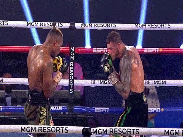 Thể thao - Đôi công boxing mãn nhãn, thi nhau đấm tới khi bị "bay" khỏi sàn đấu