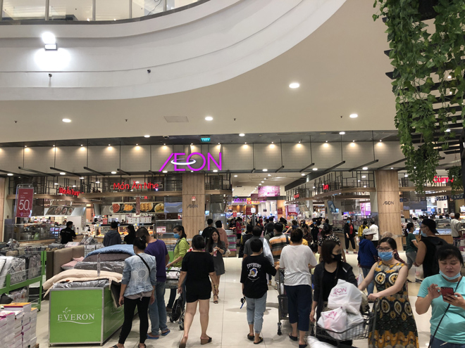 Khách hàng trở lại mua sắm nhộn nhịp tại Trung tâm mua sắm AEON Tân Phú sáng 23/08