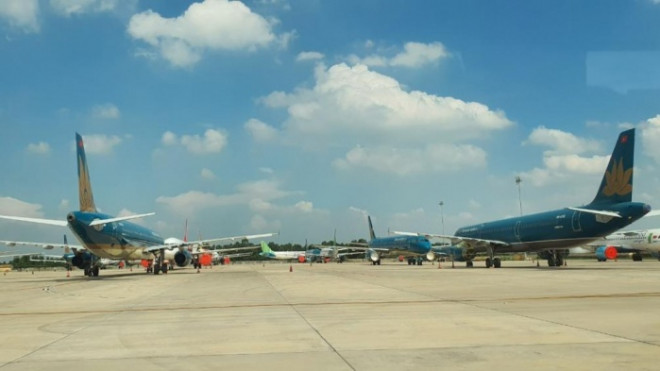 Tàu bay nằm la liệt tại sân đỗ Nội Bài