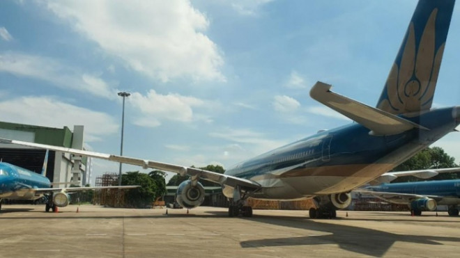 Tàu bay của Vietnam Airlines tại khu vực trước cửa hangar sửa chữa máy bay của VAECO