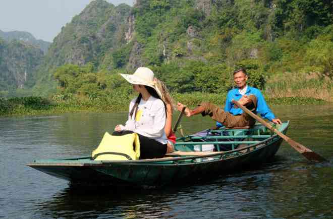 Khi đến với Tam Cốc - Bích Động, du khách dễ dàng nhìn thấy những đôi chân chèo thuyền điêu luyện của người dân nơi đây