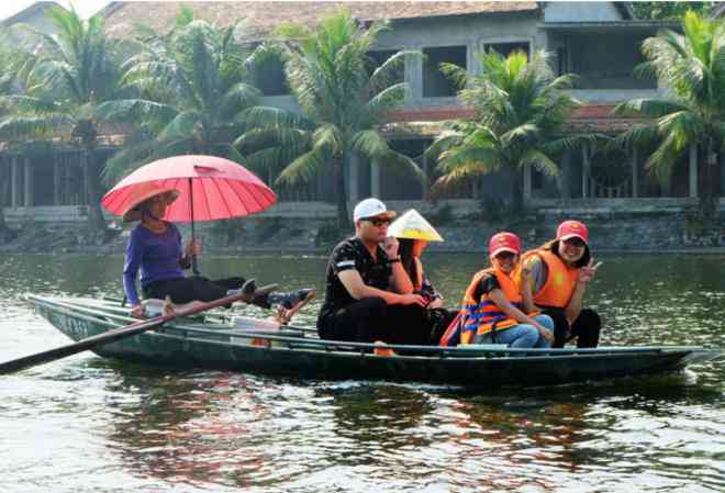 Bất kể già, trẻ, gái, trai, ai cũng thực hiện các thao tác chèo thuyền khá thuần thục.