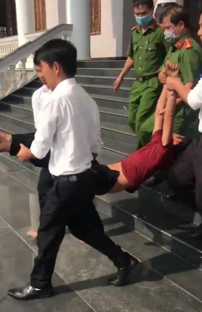 Mọi người&nbsp;đưa nạn nhân ra xe cấp cứu. Ảnh: Người dân cung cấp
