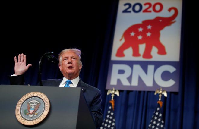 Tổng thống Donald Trump chính thức được đảng Cộng hòa đề cử cho cuộc đua vào Nhà Trắng năm 2020. Ông bất ngờ xuất hiện trên sân khấu của đại hội đảng Cộng hòa trong ngày 24-8. Ảnh: Reuters