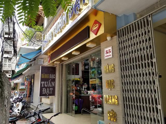 Tiệm vàng Tuấn Đạt (số 55 Phùng Khắc Khoan, Sơn Tây, Hà Nội) nơi xảy ra vụ trộm 350 cây vàng trong đêm mưa.