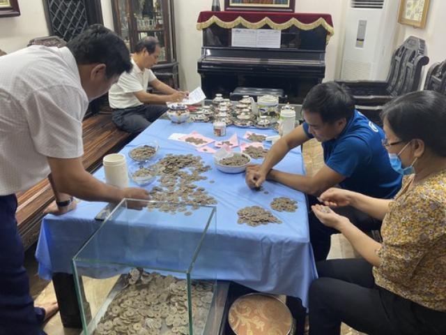 Tin tức trong ngày - Đào móng nhà, phát hiện gần 1 tạ đồng xu cổ dưới lòng đất