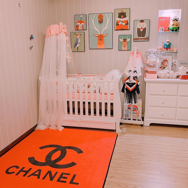 Diệp Lâm Anh đầu tư cho góc phòng của con rất bài bản, hội tụ cả chiếc khăn hiệu Chanel.
