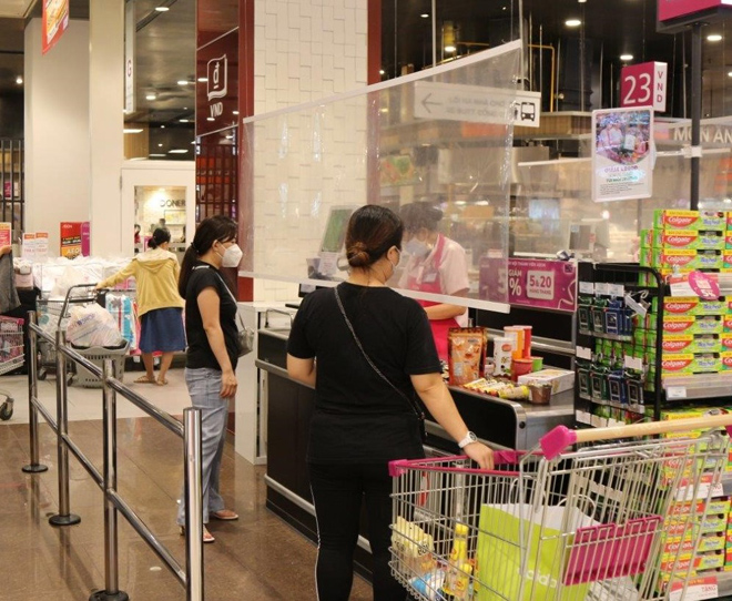 Khách hàng chủ động đeo khẩu trang và giữ khoảng cách khi mua sắm tại siêu thị AEON