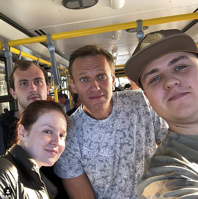 Chính trị gia đối lập Nga Alexei Navalny (giữa).