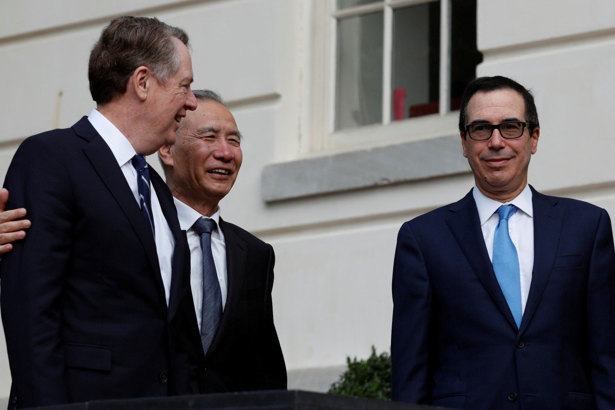 Đại diện thương mại Mỹ Robert Lighthizer (trái), Phó Thủ tướng Trung Quốc Liu He (giữa) và Bộ trưởng Tài chính Mỹ Steve Mnuchin ở thủ đô Washington năm 2019. Ảnh: Reuters