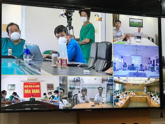 Các chuyên gia hội chẩn tại các điểm cầu