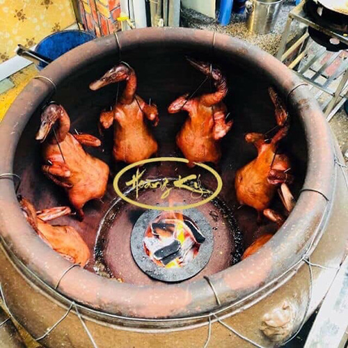 Vịt được quay ở nhiệt độ cao bằng lu đất