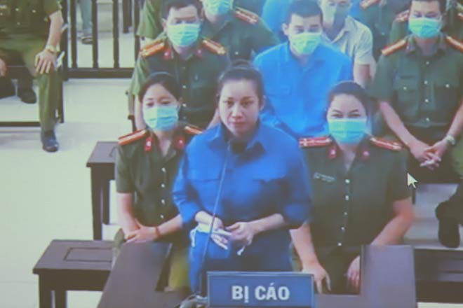 Bị cáo Nguyễn Thị Dương bật khóc nức nở tại toà.