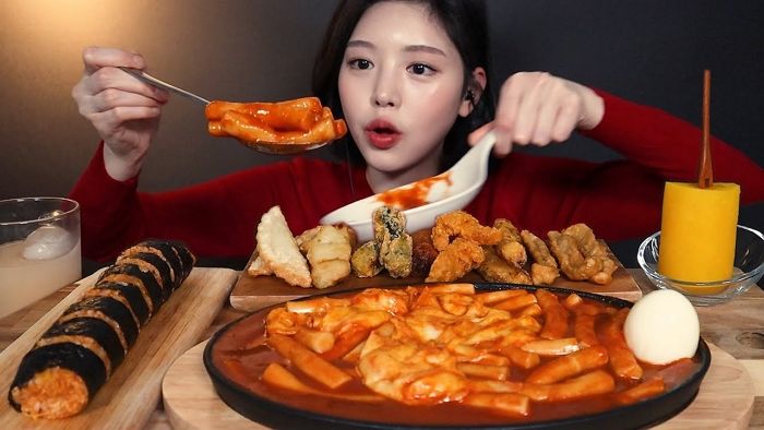 Mukbang hiện là một trào lưu đang được giới trẻ yêu thích.