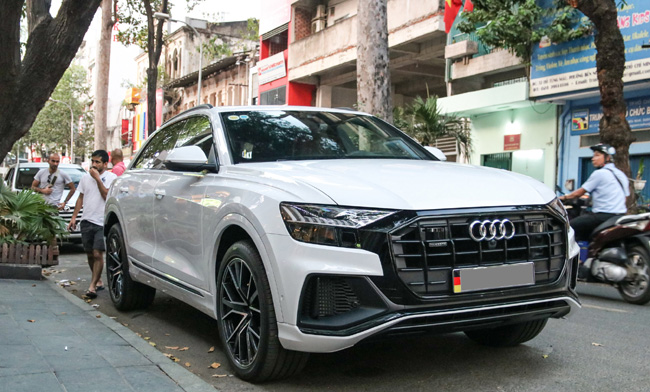 Đầu năm nay, ông xã thiếu gia của Diệp Lâm Anh gây chú ý khi mang chiếc Audi Q8 màu trắng hiếm hoi tại Việt Nam xuống đường phố Sài thành.
