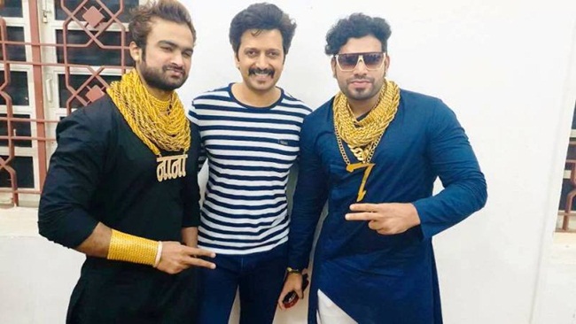 Hằng ngày, cả Sanjay Gujjar và SunnyWaghchaure (Ấn Độ) đều đeo ít nhất 2,5-3kg vàng gồm nhẫn, dây chuyền cỡ lớn khi ra ngoài.
