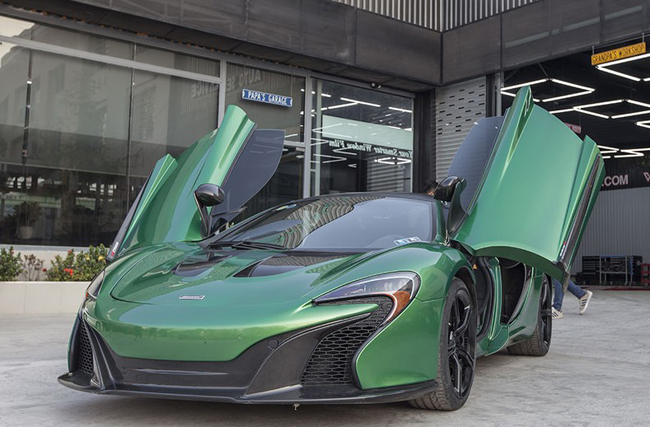 Siêu xe McLaren 650S Spider của chồng Diệp Lâm Anh được khoác lên chiếc áo mới màu xanh lá độc đáo.
