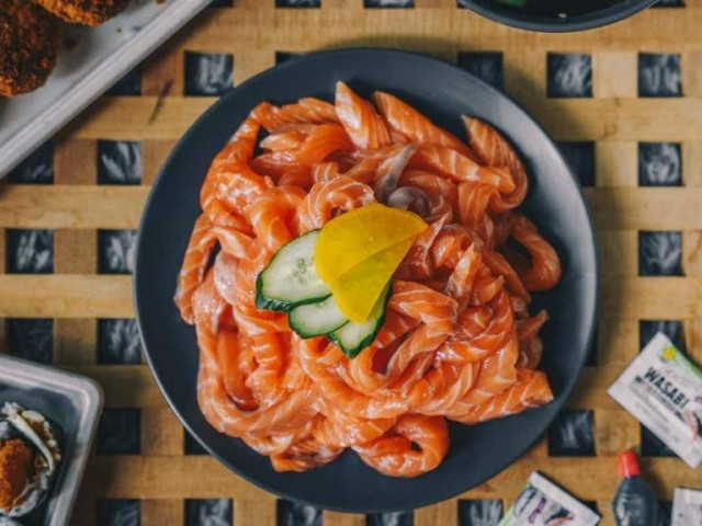 Món ngon dành cho “fan cuồng” sashimi: Thưởng thức cá hồi như cách ăn một bát mì sợi