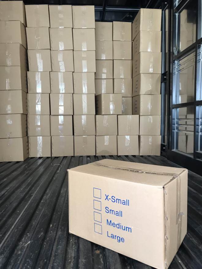 Hơn 47 tấn găng tay, áo chống dịch đã qua sử dụng được chứa trong 20 phòng trọ tại Bình Dương. Ảnh: Tổng cục QLTT