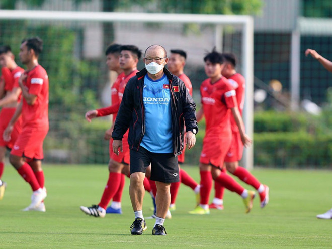 Thầy Park hướng các cầu thủ trẻ đến những phương án để có thể làm mới đội tuyển trong tương lai. Ảnh: NGỌC DUNG