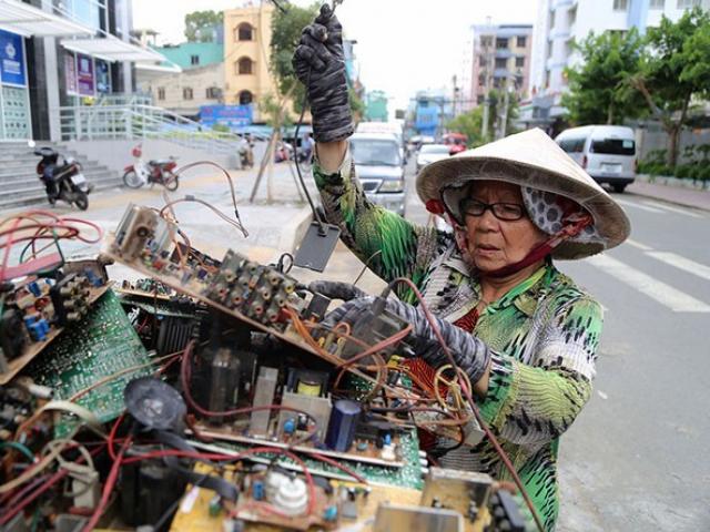 Media - Nghề đập tivi có một không hai ở Sài Gòn