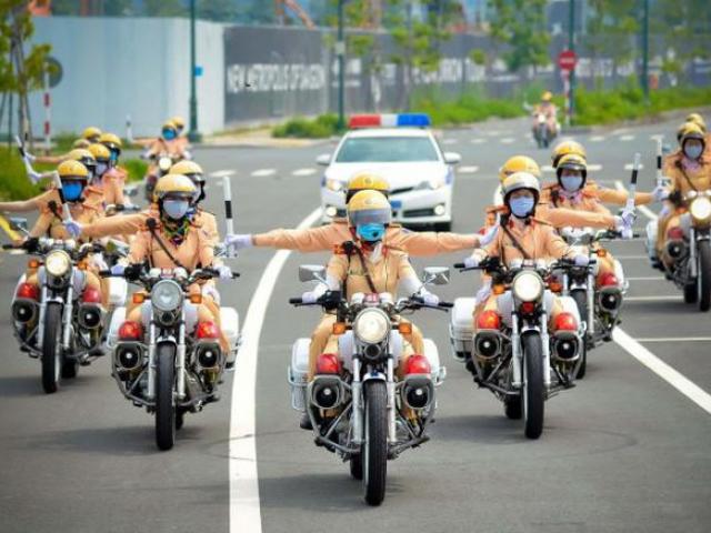 Media - 58 "bóng hồng" CSGT dẫn đoàn TPHCM trình diễn kỹ năng lái xe đặc chủng